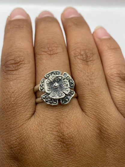 Anillo floral .925 MEXICO sobre superficie gris, mostrando el sello de autenticidad