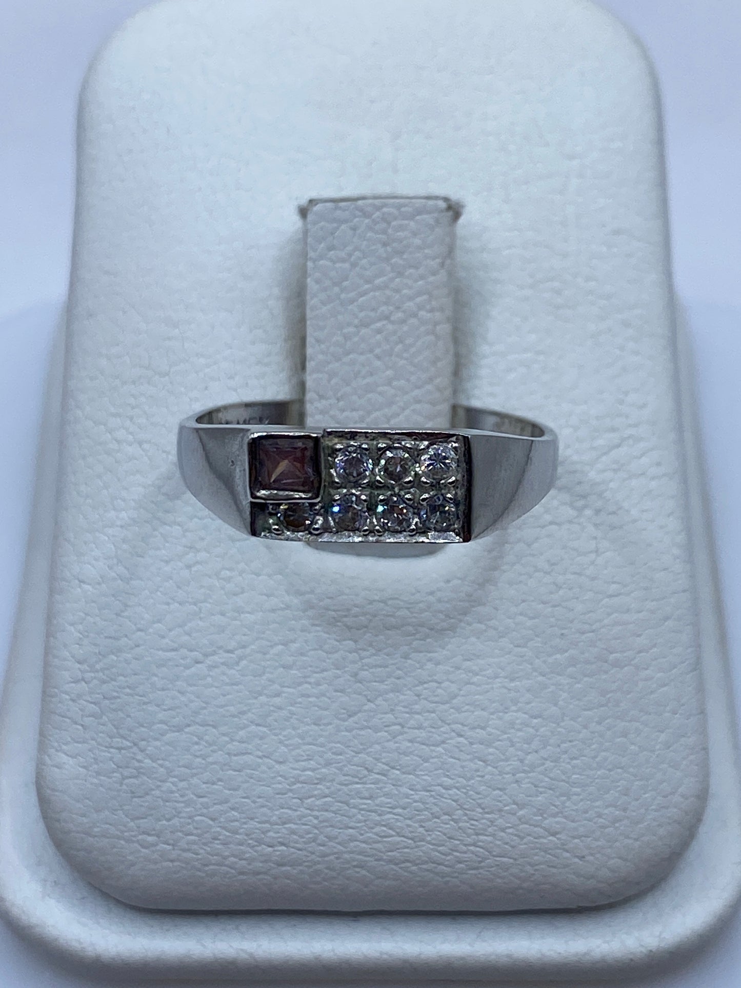 Anillo solitario de plata con circonia blanca brillante en estuche