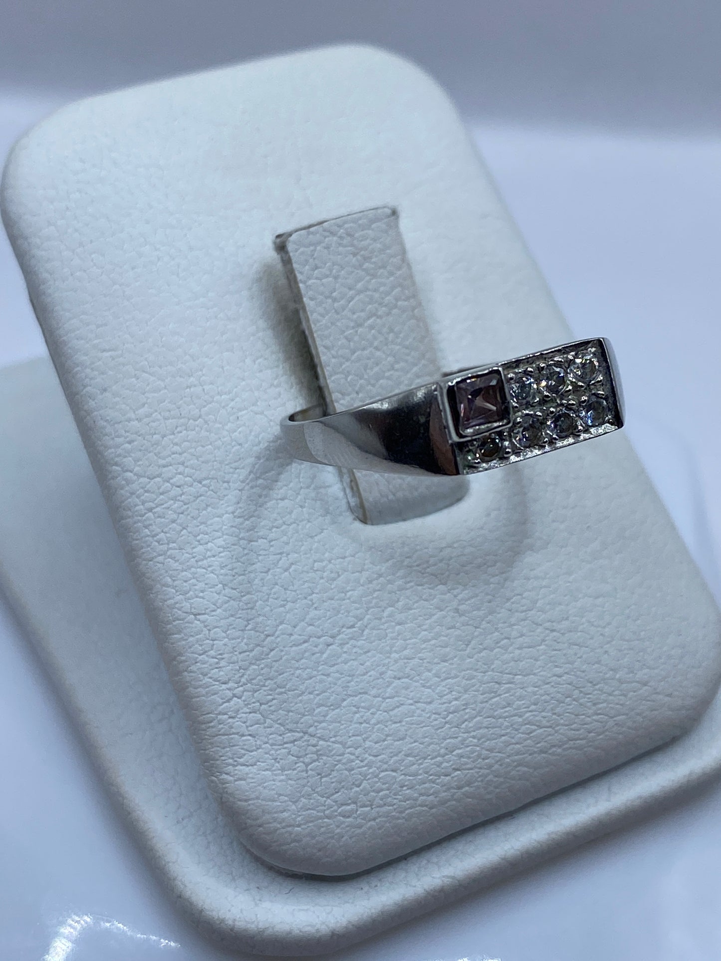 Detalle frontal del anillo solitario mostrando el engaste de circonia