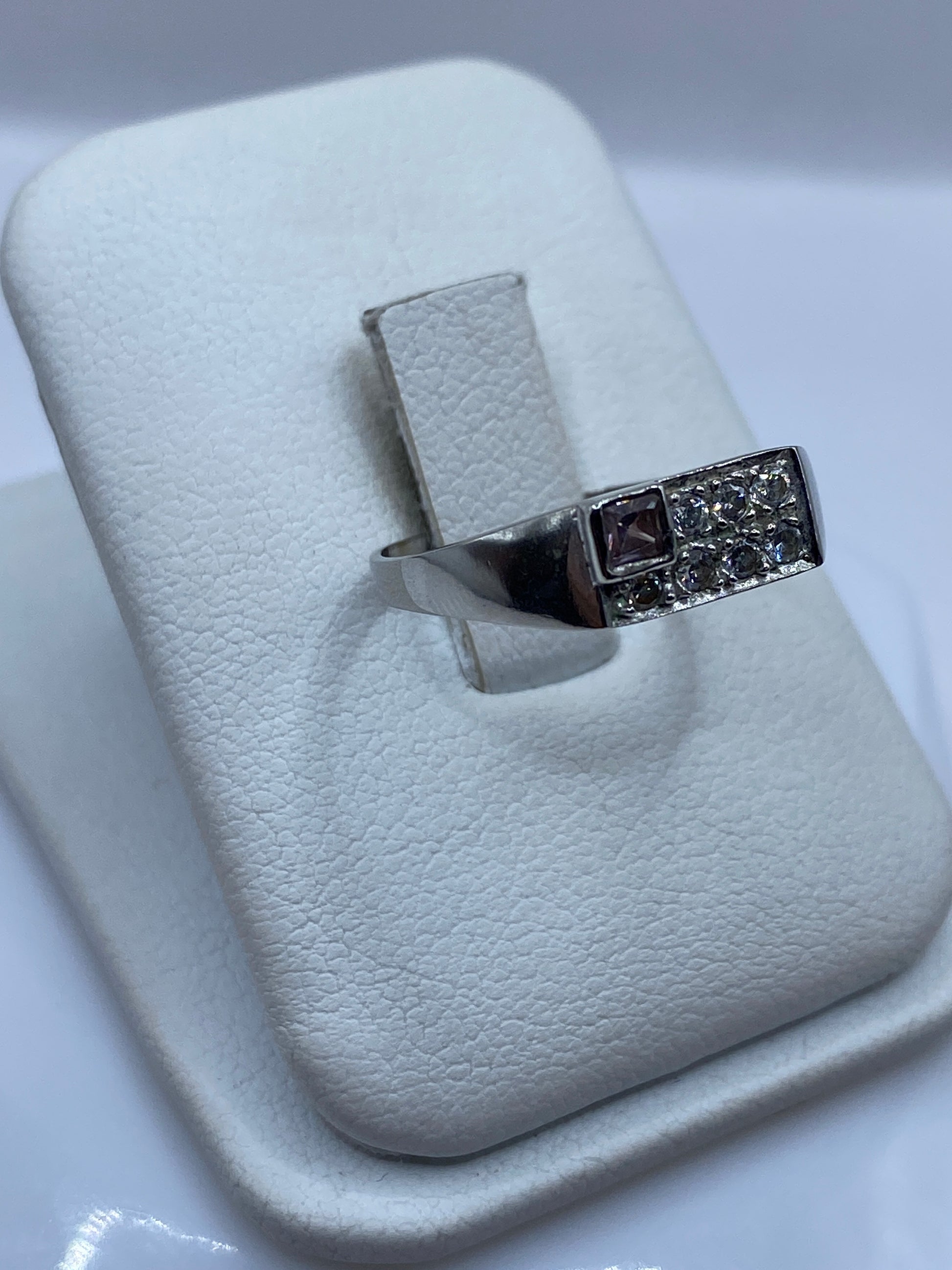 Detalle frontal del anillo solitario mostrando el engaste de circonia