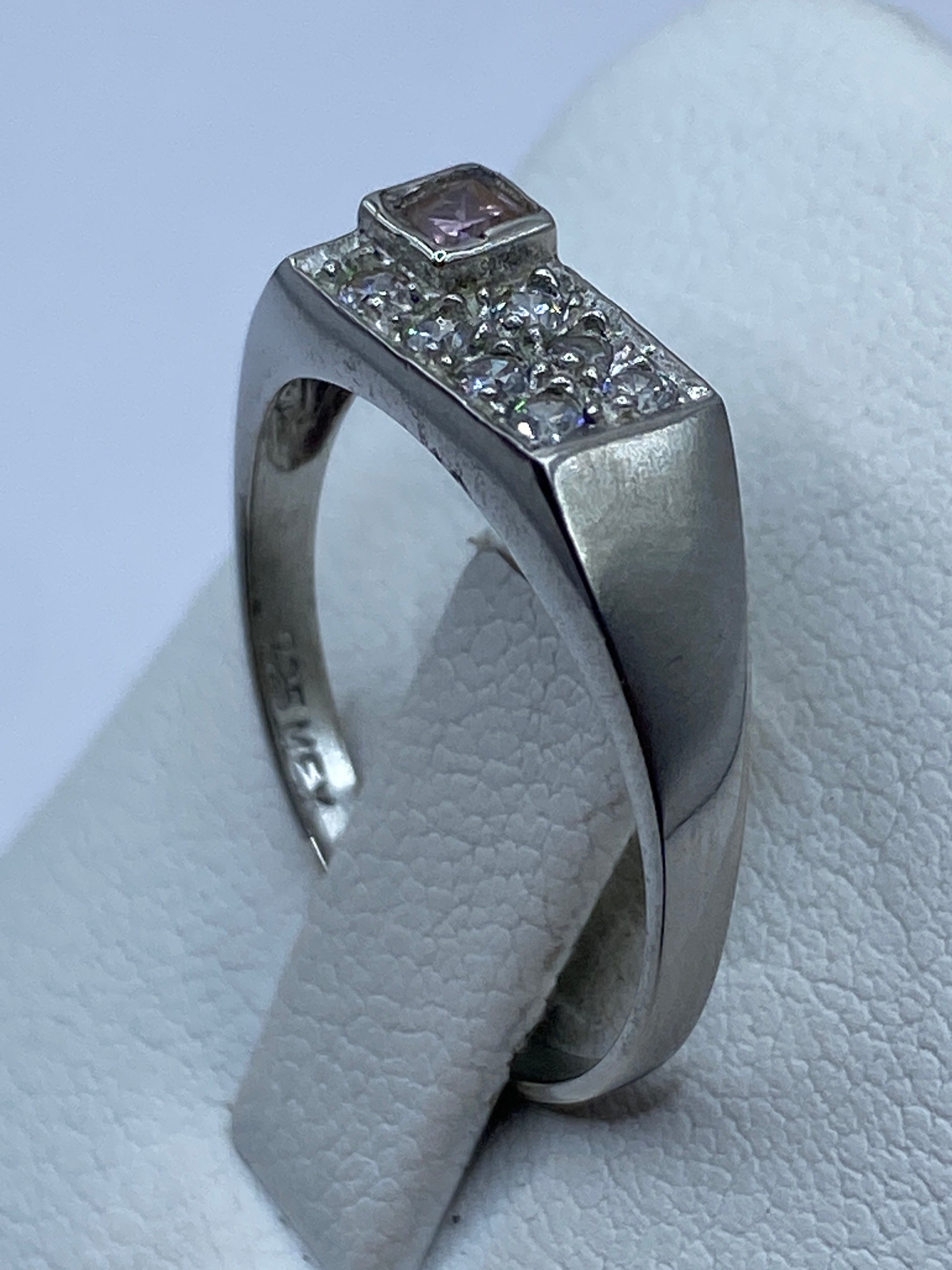 Anillo de plata .925 en mano de mujer con circonia blanca