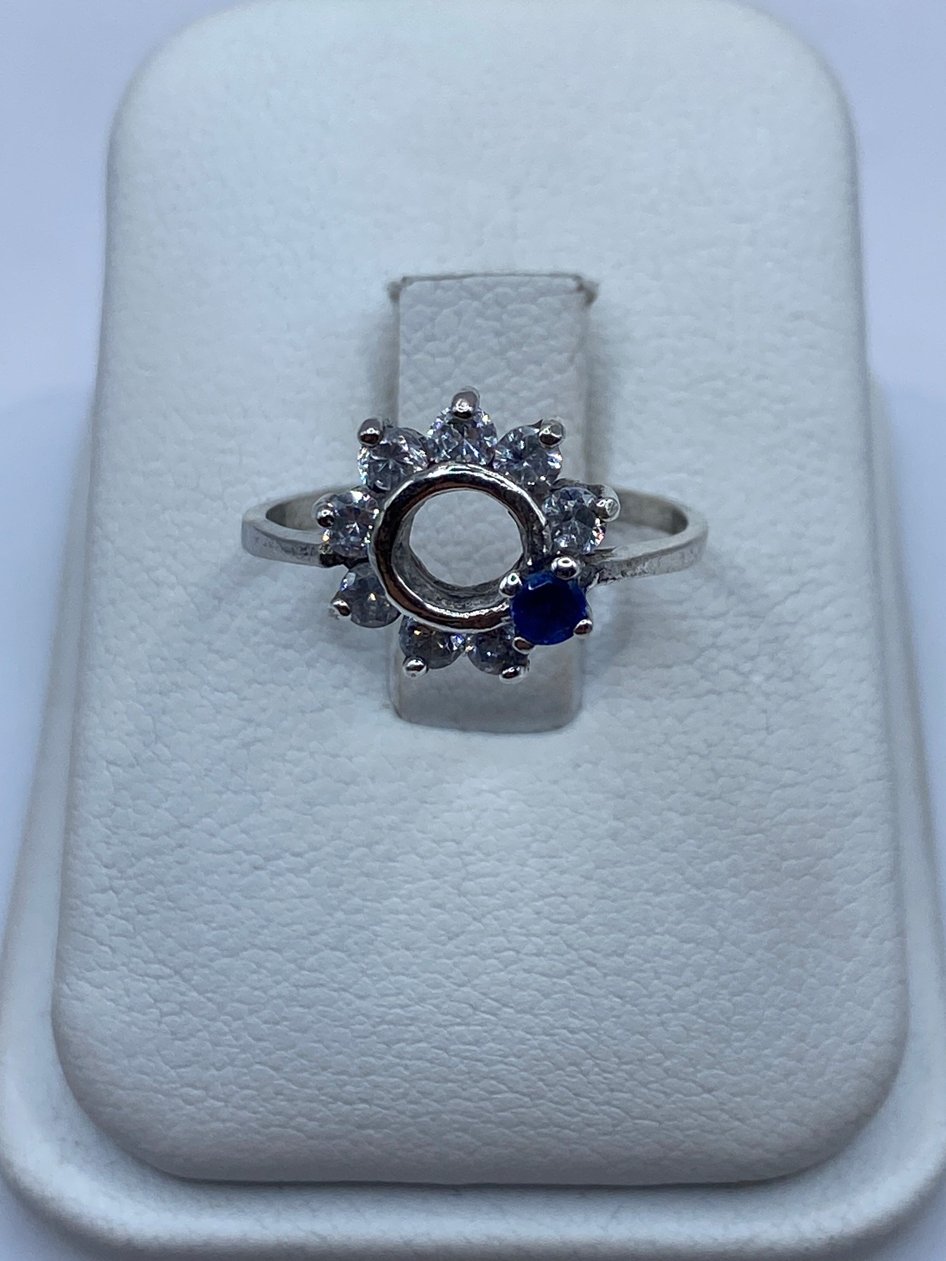 Anillo solitario de plata .925 con circonia blanca brillante sobre estuche de regalo blanco