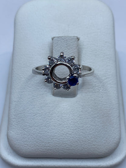 Anillo solitario de plata .925 con circonia blanca brillante sobre estuche de regalo blanco