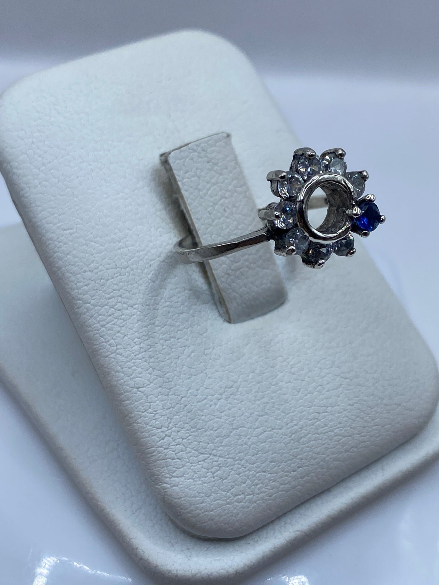 Vista lateral del anillo elegante mostrando el engaste clasico en plata de Taxco