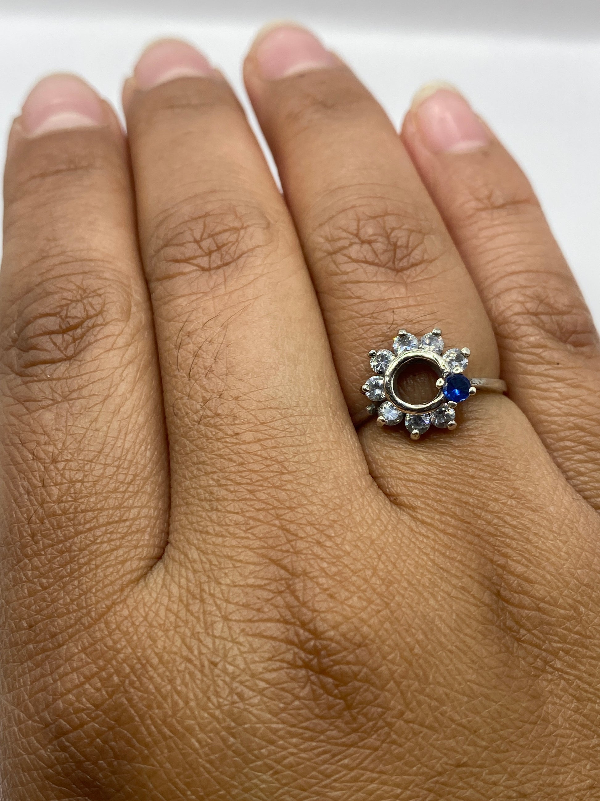 Anillo solitario en mano de mujer luciendo la talla 6 de plata autentica