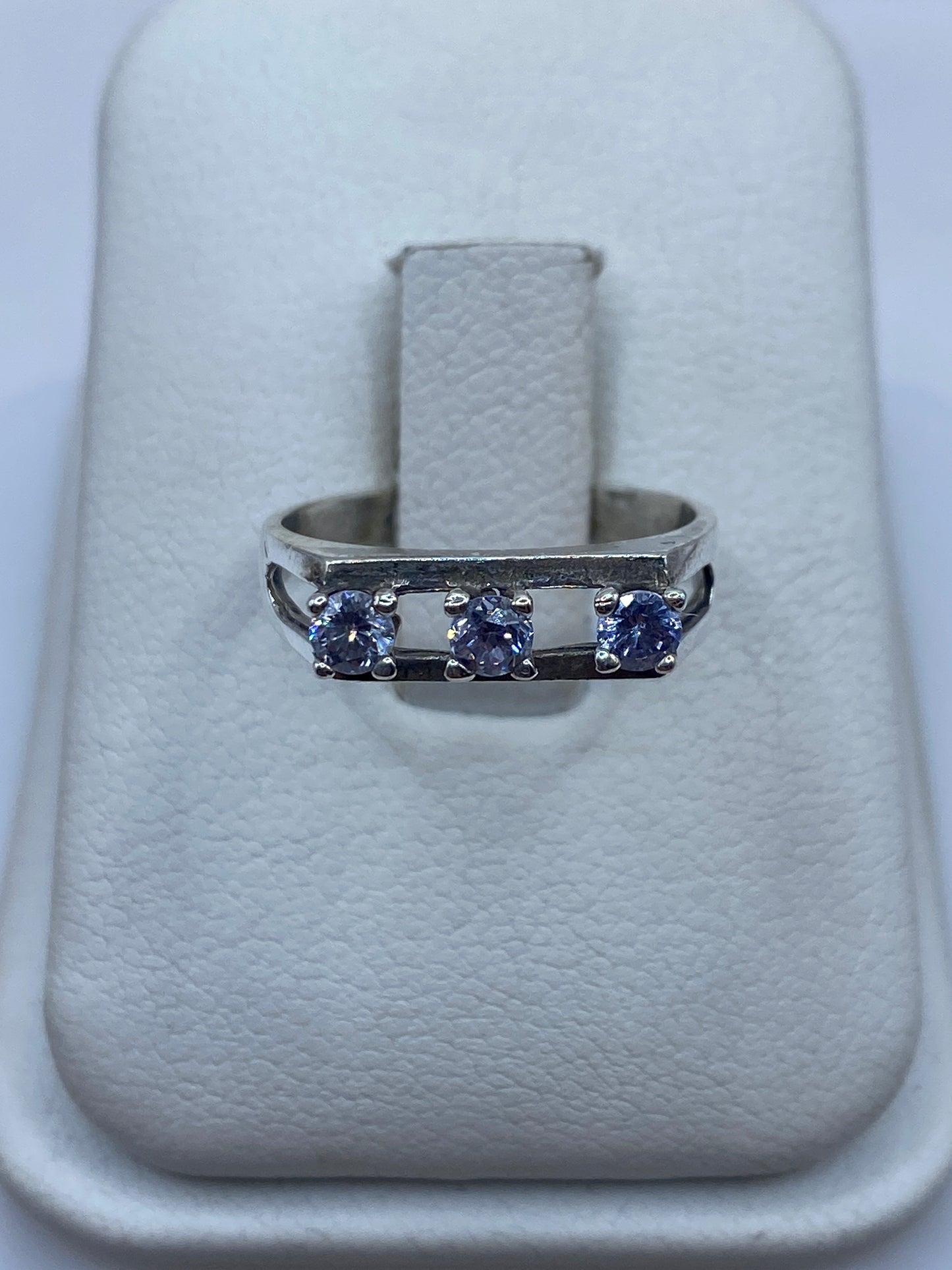 Anillo de plata solitario con circonia brillante en talla 5 sobre anillo ajustador blanco