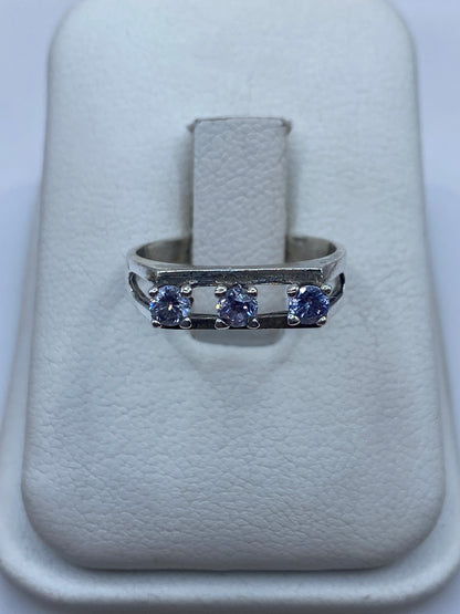 Anillo de plata solitario con circonia brillante en talla 5 sobre anillo ajustador blanco