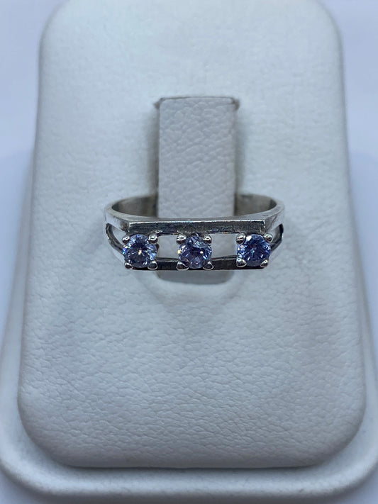 Anillo de plata solitario con circonia brillante en talla 5 sobre anillo ajustador blanco