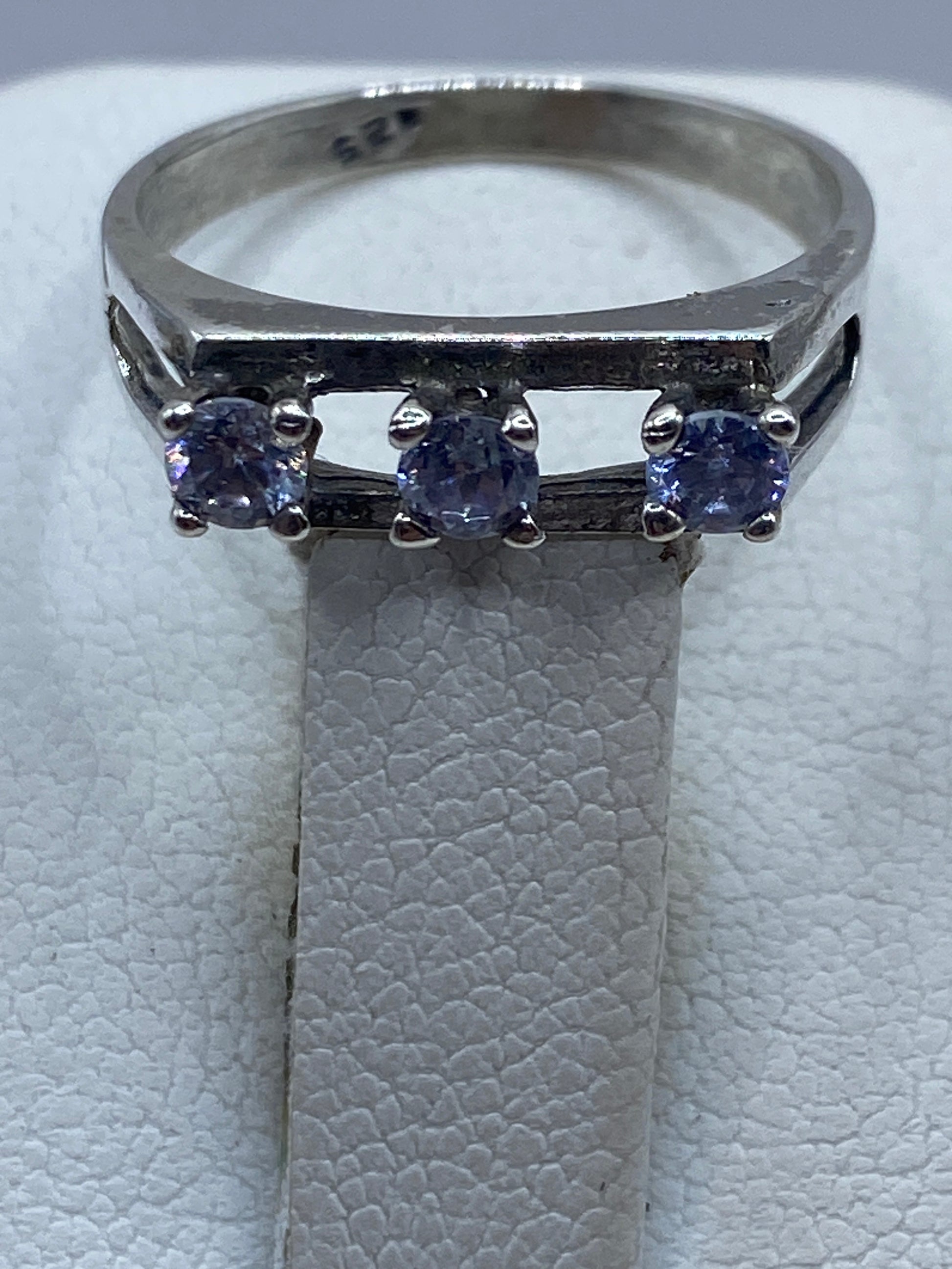 Detalle de la circonia transparente con fuego tipo diamante en anillo de Taxco