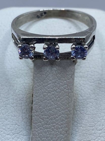 Detalle de la circonia transparente con fuego tipo diamante en anillo de Taxco