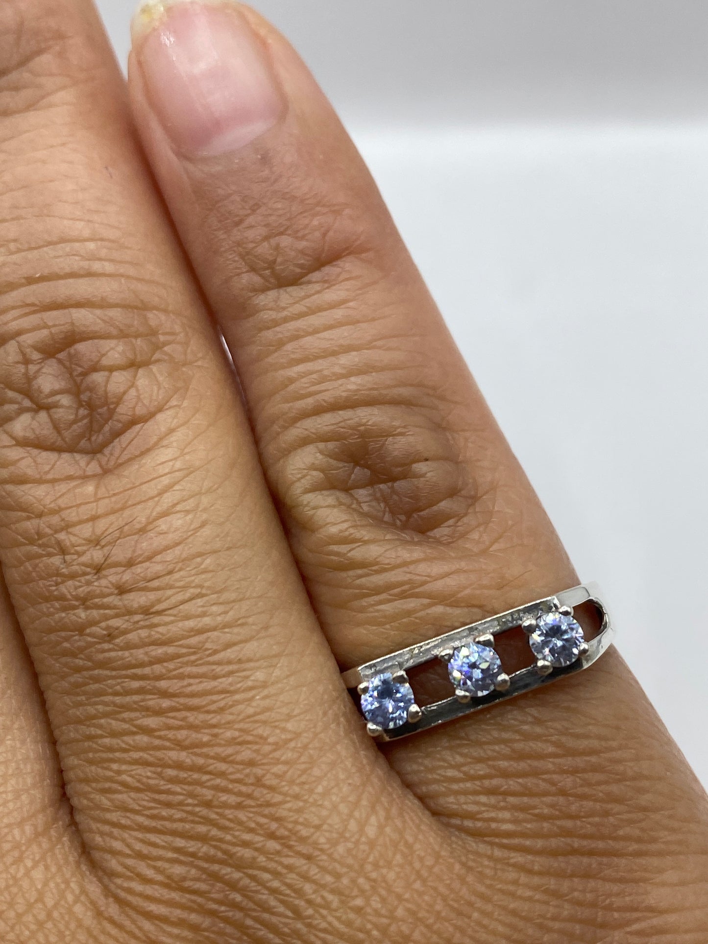 Anillo de plata solitario circonia pesando 1.8 gramos en balanza de precisión