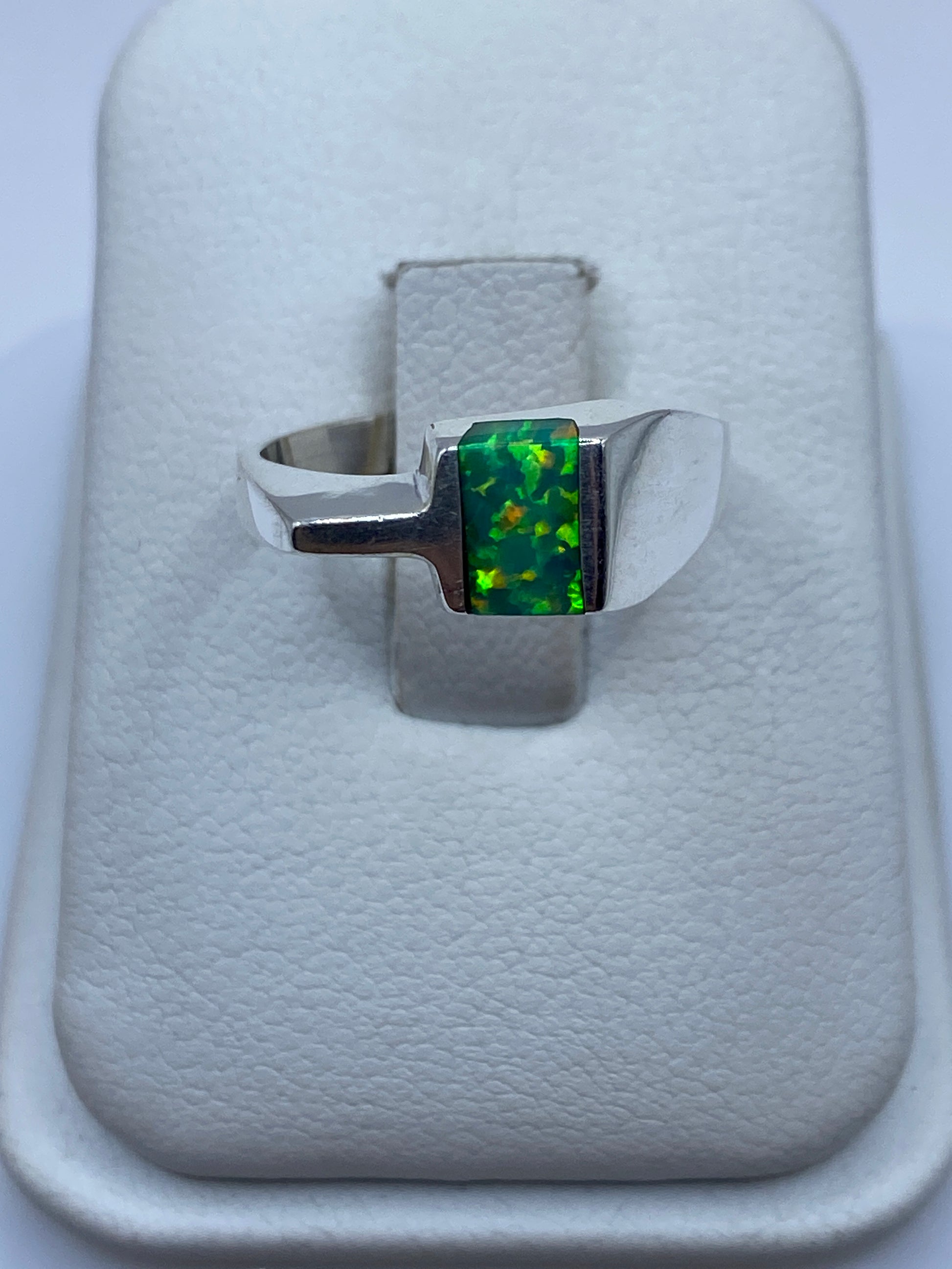 Anillo de plata .950 con ópalo de fuego verde limón en estuche blanco