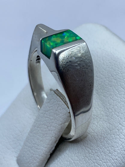 Anillo en dedo unisex mostrando el brillo del ópalo bajo luz natural