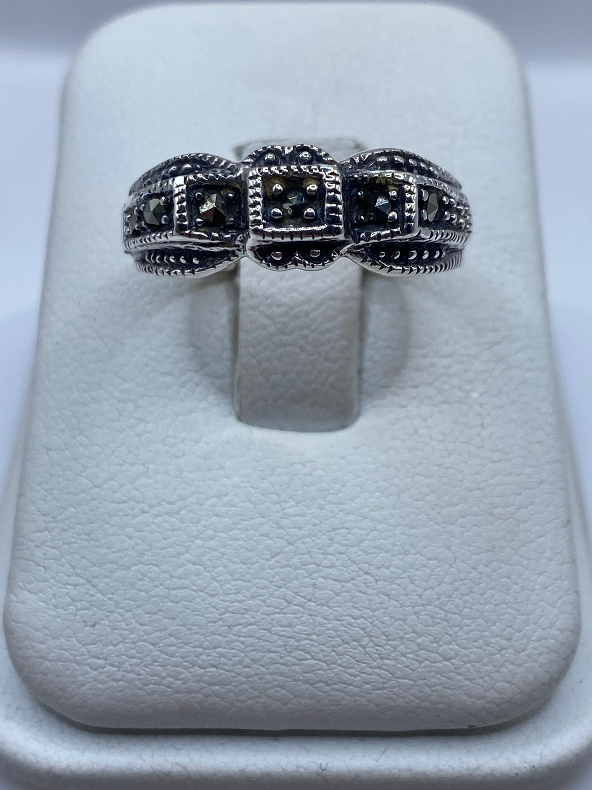 Anillo de plata Vintage con onix negro en engaste balinés, talla 7, sobre fondo blanco