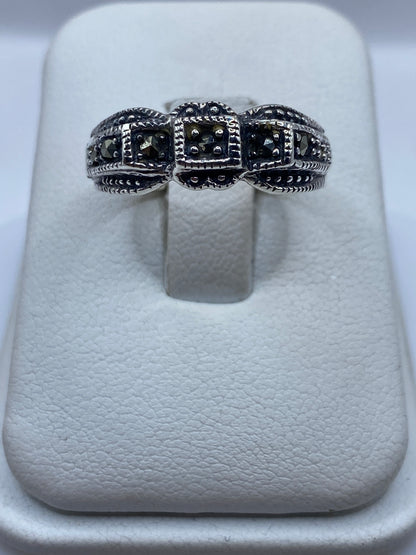 Anillo de plata Vintage con onix negro en engaste balinés, talla 7, sobre fondo blanco