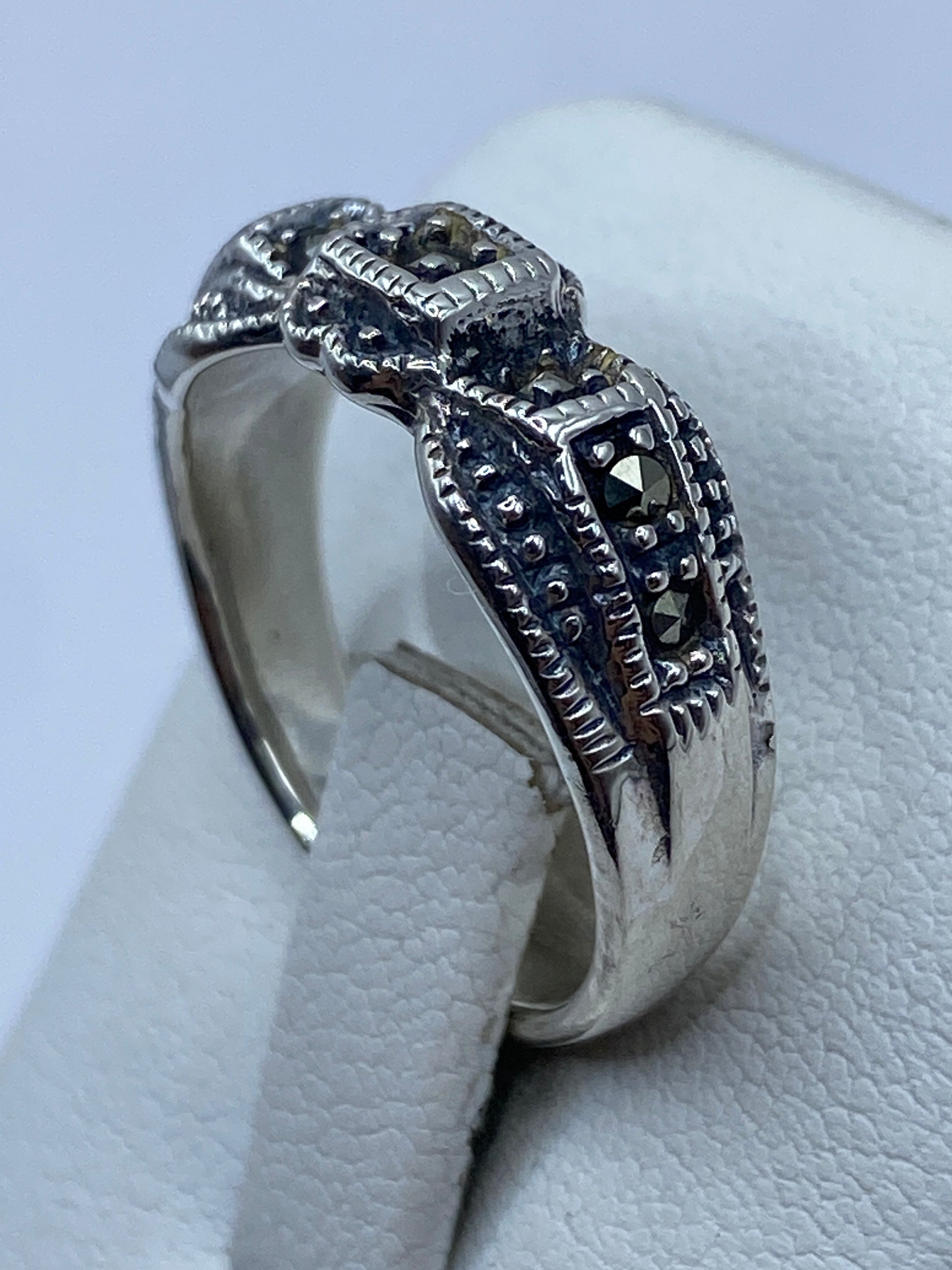Anillo en mano de mujer exhibiendo el onix negro brillante y presencia real
