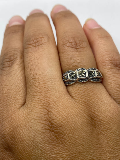 Anillo apoyado en superficie gris mostrando el sello 925 y artesanía balinesa
