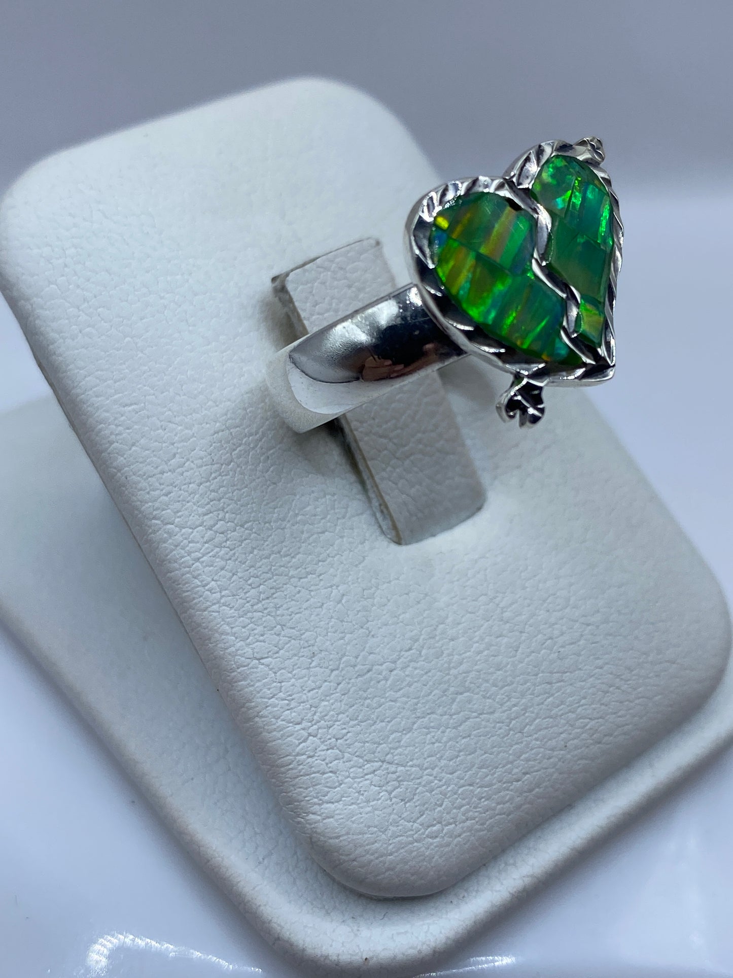 Vista lateral del anillo corazón en plata .950 artesanal