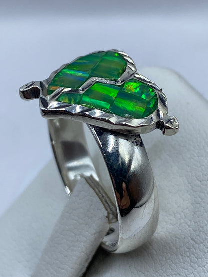 Detalle del engaste artesanal de circonia verde en plata de Taxco