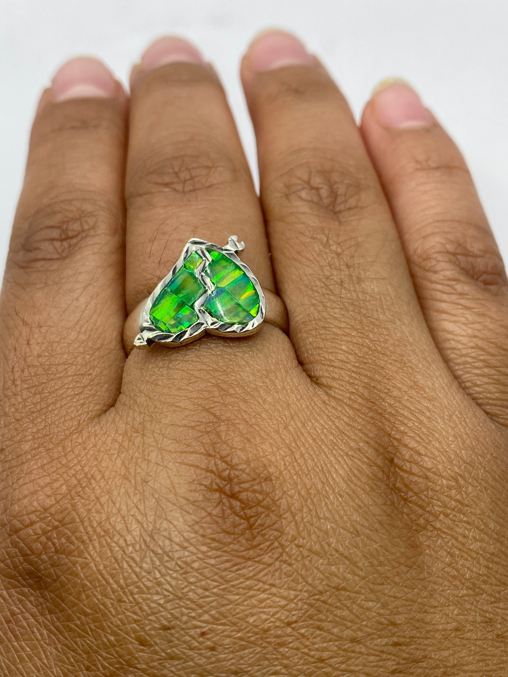 Anillo corazón sobre fondo gris mostrando el sello 950