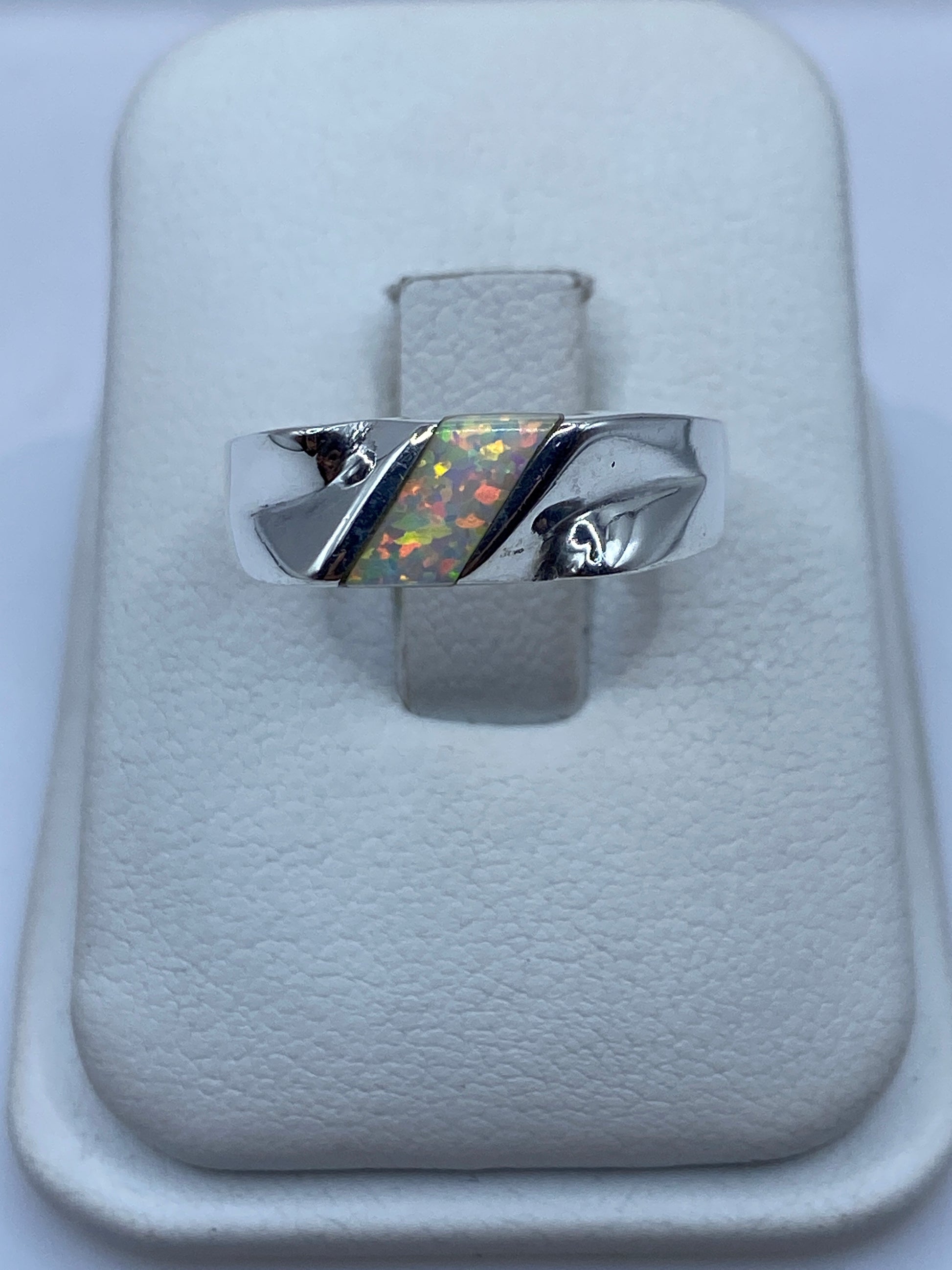 Anillo de plata .950 con ópalo de fuego multicolor en estuche blanco
