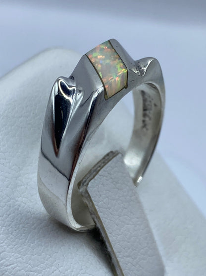 Anillo de ópalo de fuego puesto en mano, reflejando la luz