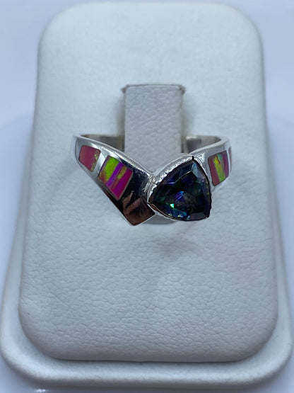 Anillo de plata .950 con ópalo de fuego rosa, diseño asimétrico en forma de corazón