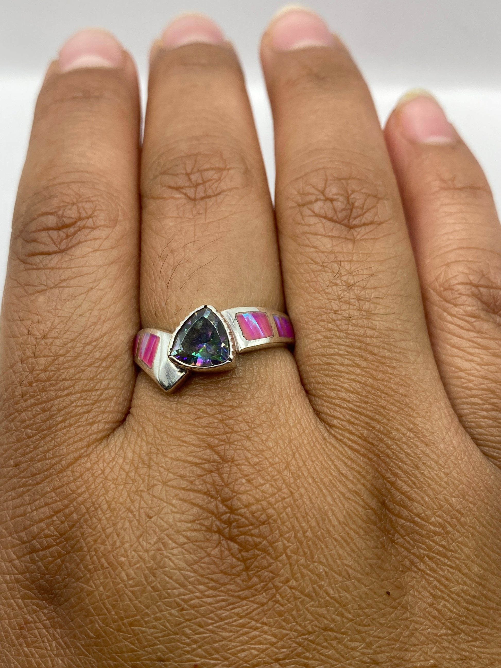 Anillo sobre dedo mostrando el brillo hipnotizante del ópalo de fuego