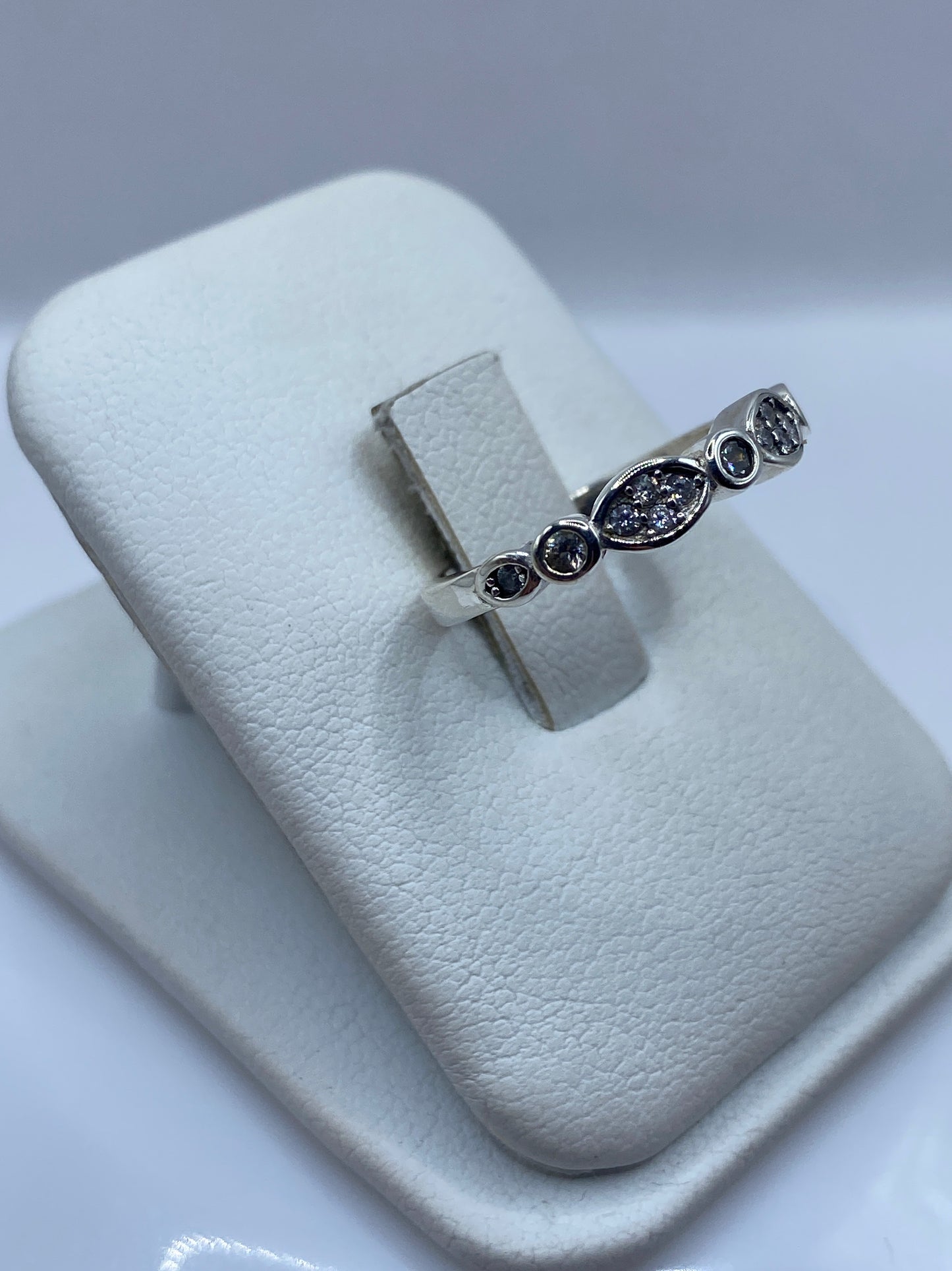 Vista frontal del anillo minimalista con circonias engastadas en bezel