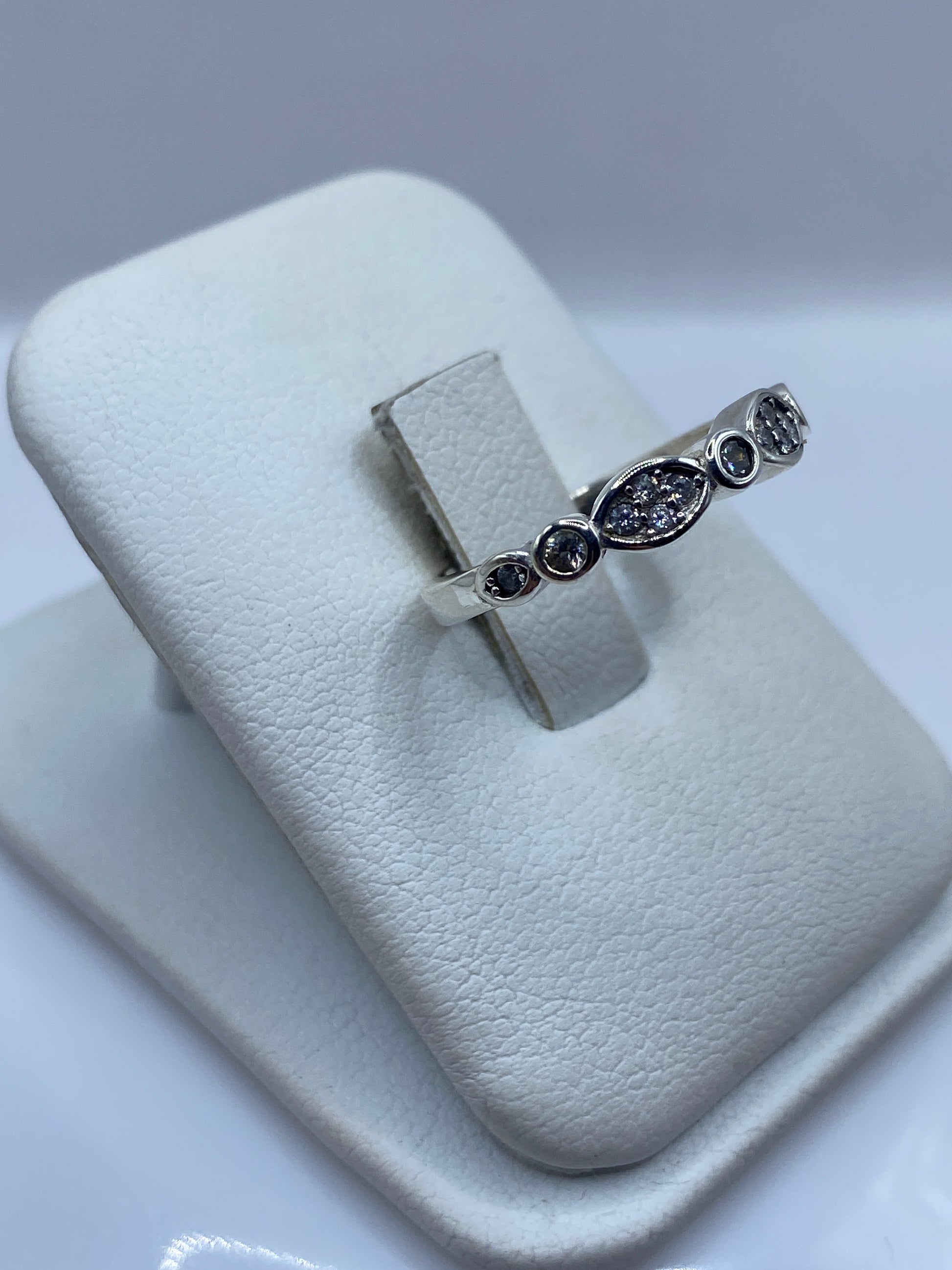 Vista frontal del anillo minimalista con circonias engastadas en bezel