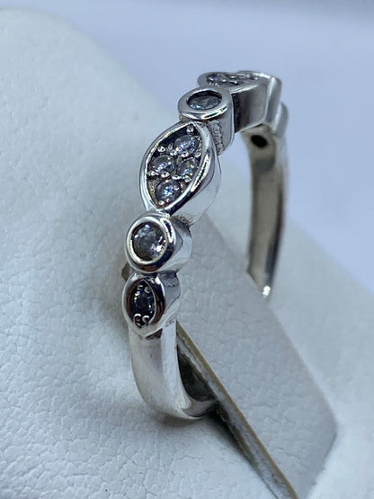 Detalle lateral del anillo mostrando el brillo de la circonia blanca