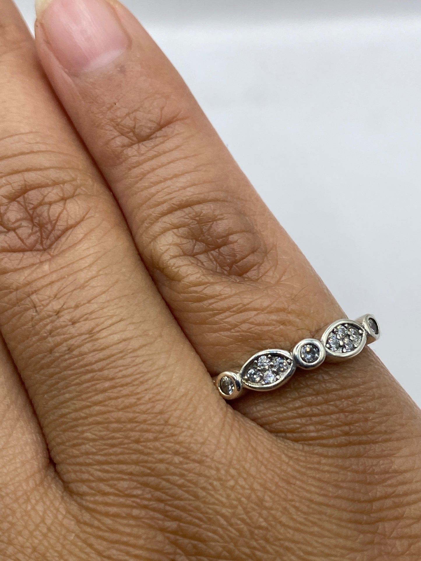 Anillo sobre fondo blanco mostrando el sello .925 MEXICO en la banda