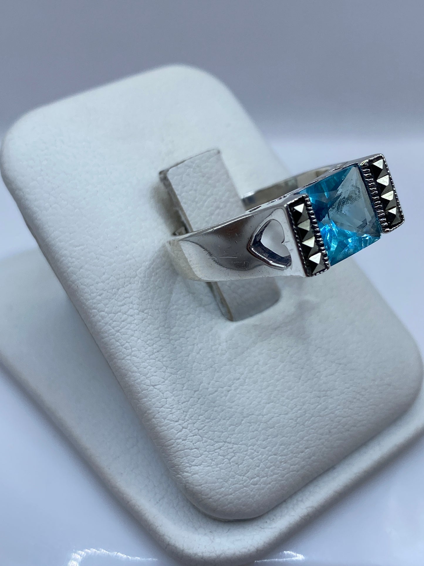 Detalle del anillo solitario mostrando el brillo y corte de la circonia azul