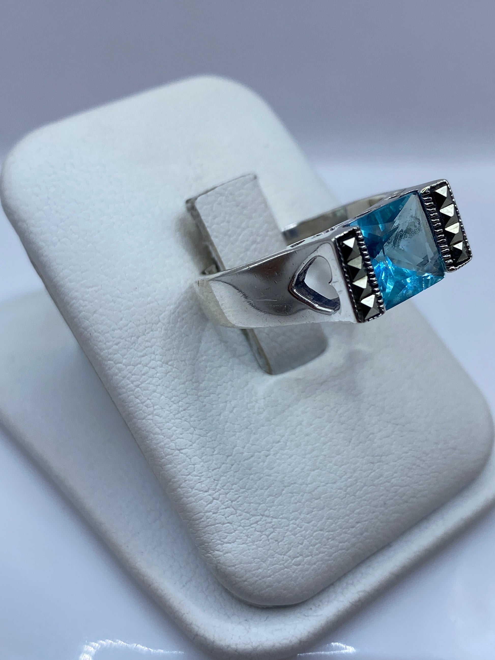 Detalle del anillo solitario mostrando el brillo y corte de la circonia azul