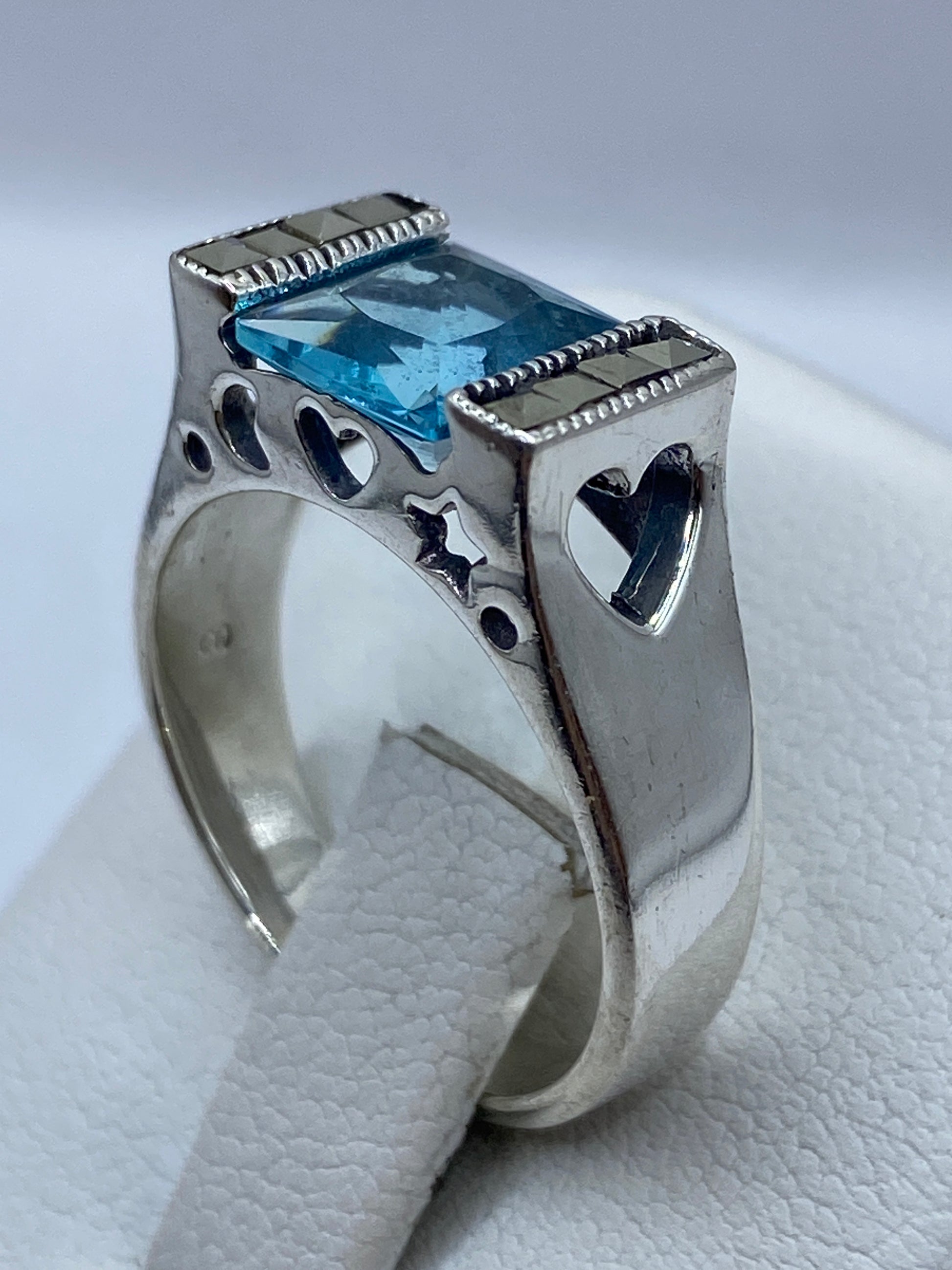 Anillo de plata .925 con piedra azul cielo, vista lateral en la mano
