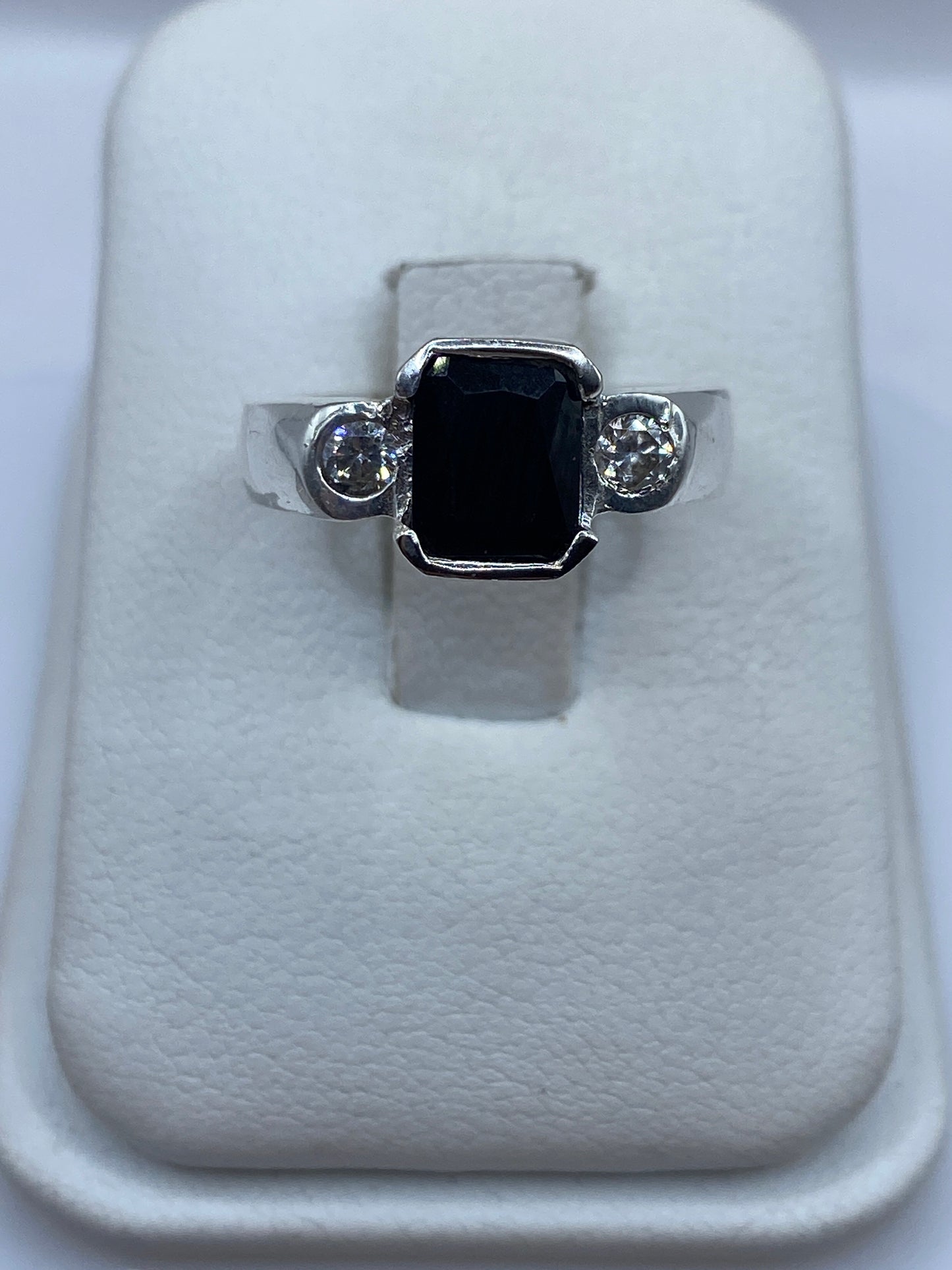 Anillo de plata .925 con circonia negra facetada en talla 7, mostrado en estuche blanco