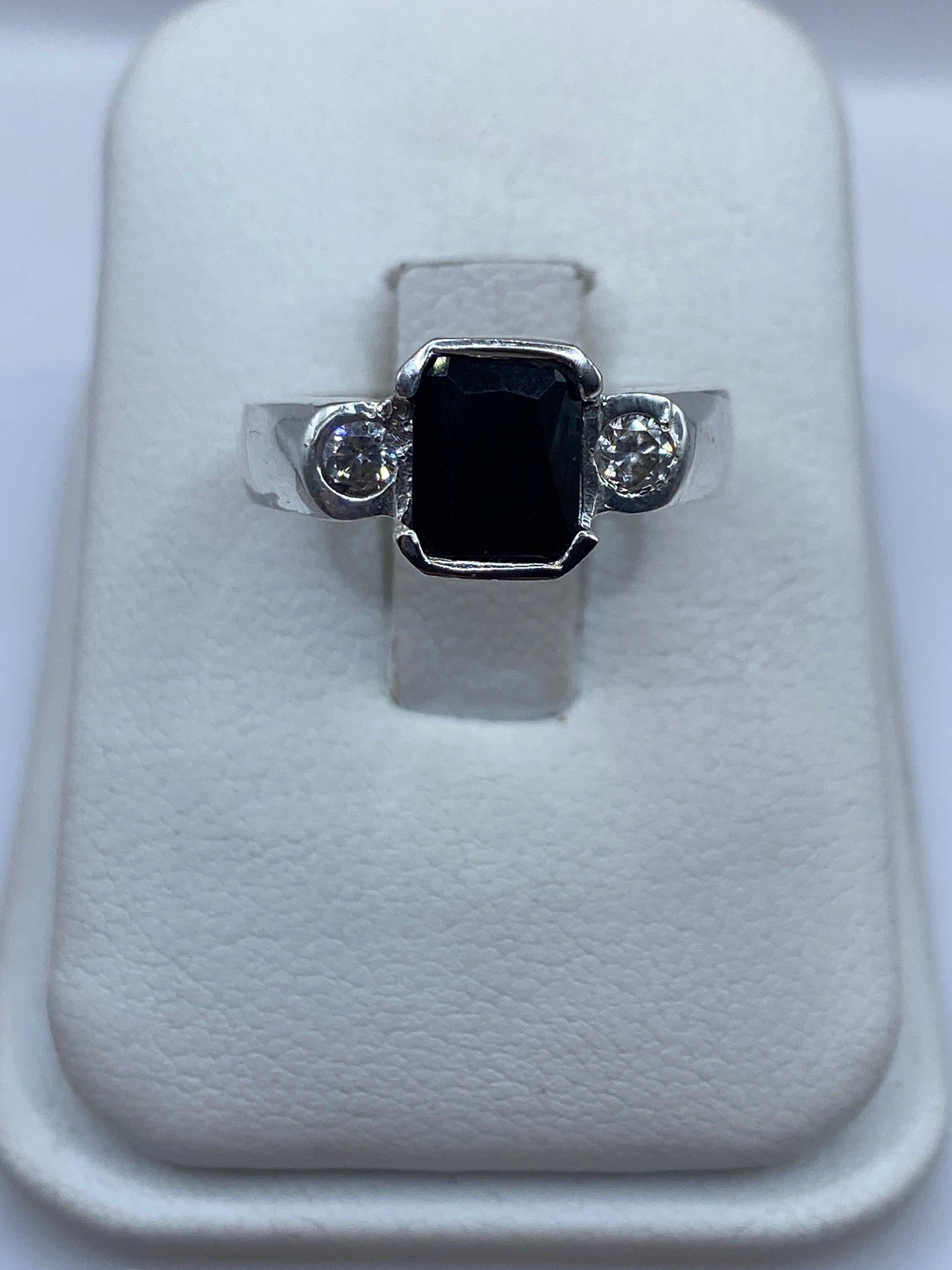Anillo de plata .925 con circonia negra facetada en talla 7, mostrado en estuche blanco