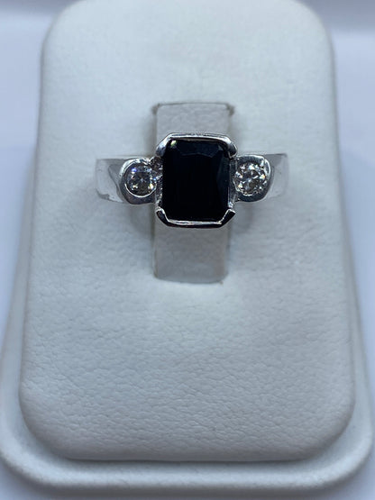 Anillo de plata .925 con circonia negra facetada en talla 7, mostrado en estuche blanco