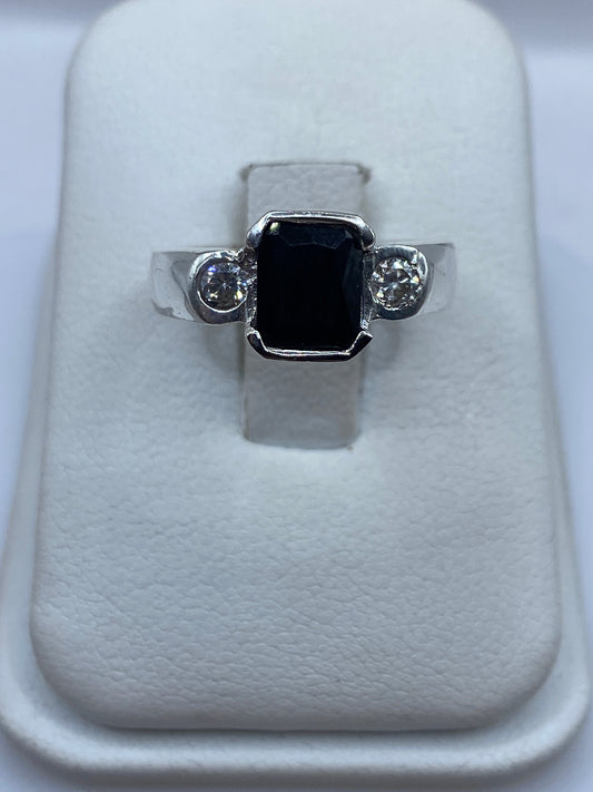 Anillo de plata .925 con circonia negra facetada en talla 7, mostrado en estuche blanco