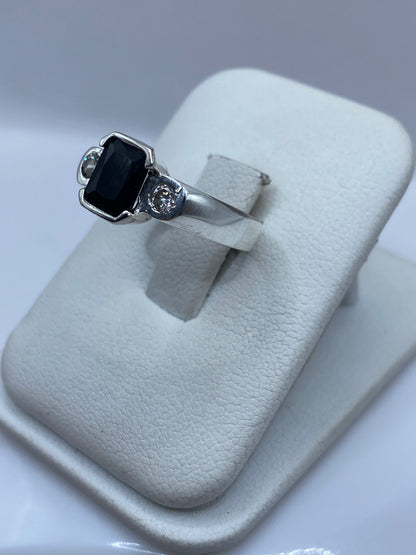 Vista angular del anillo solitario con circonia negra y banda de plata pulida