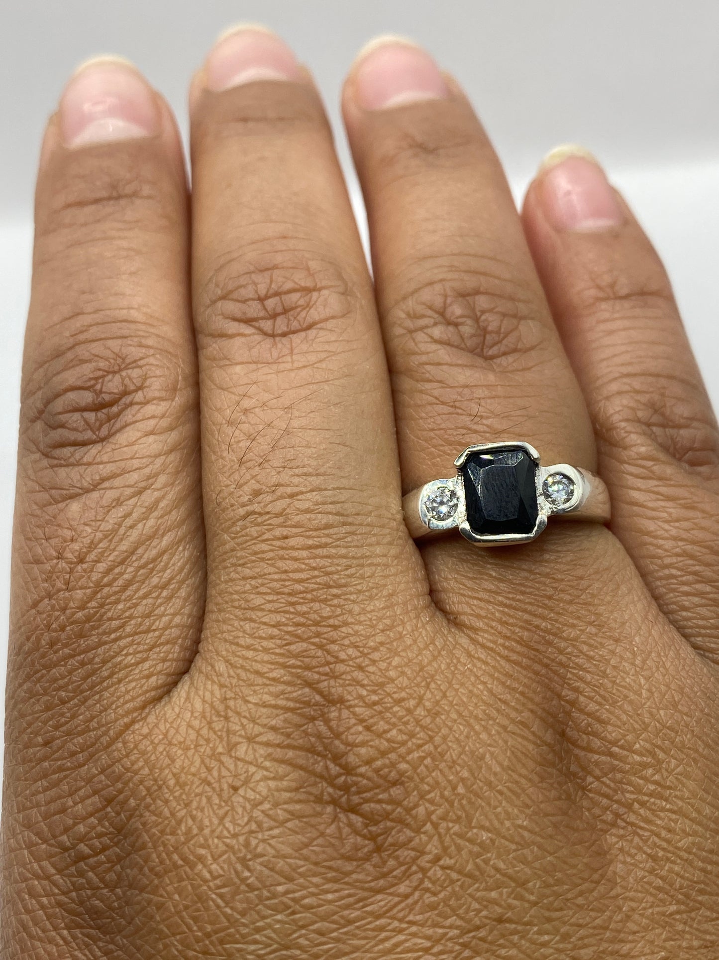 Anillo de circonia negra puesto en el dedo, mostrando presencia discreta y elegante
