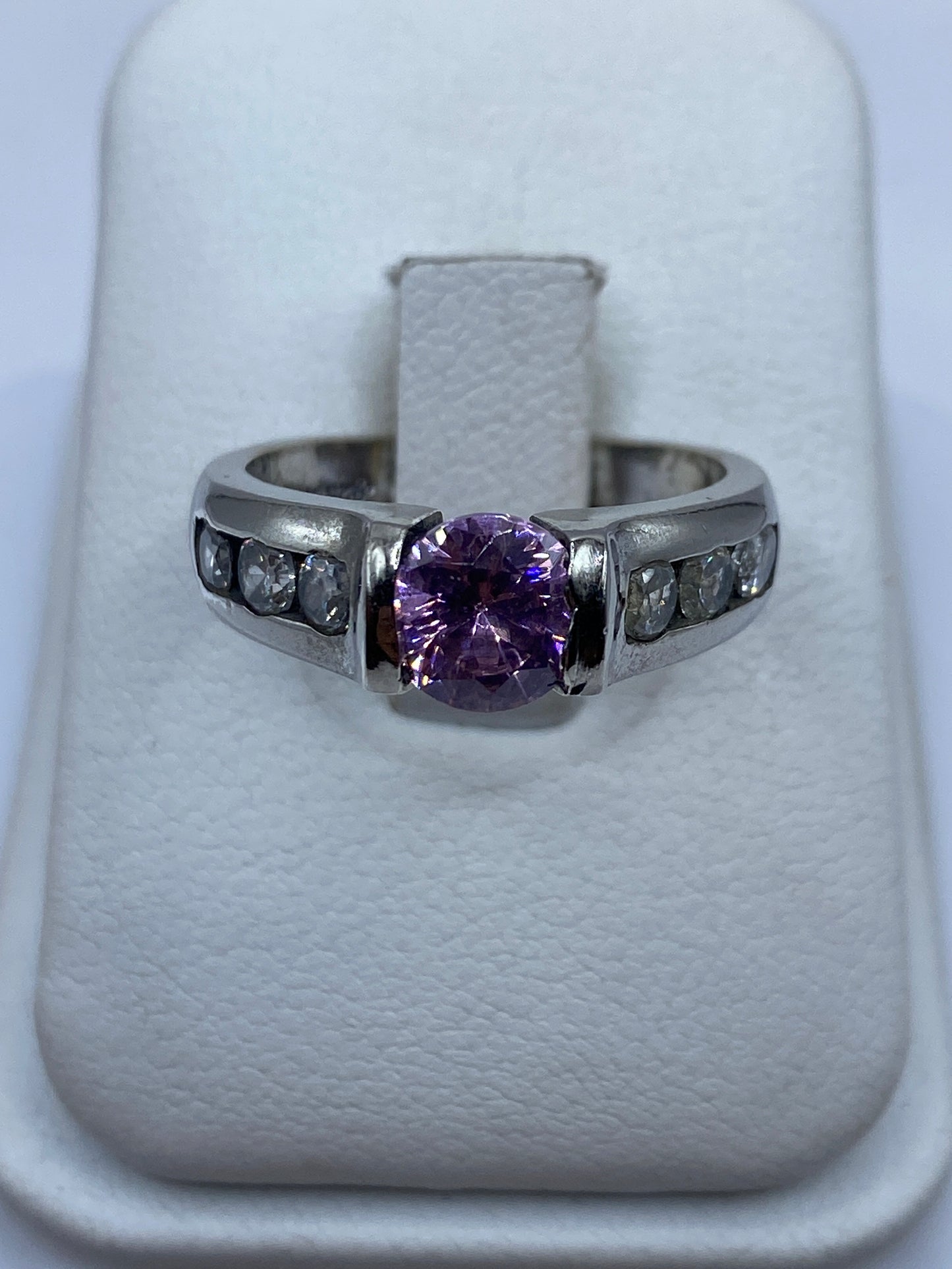 Anillo solitario de plata con circonia rosa en estuche