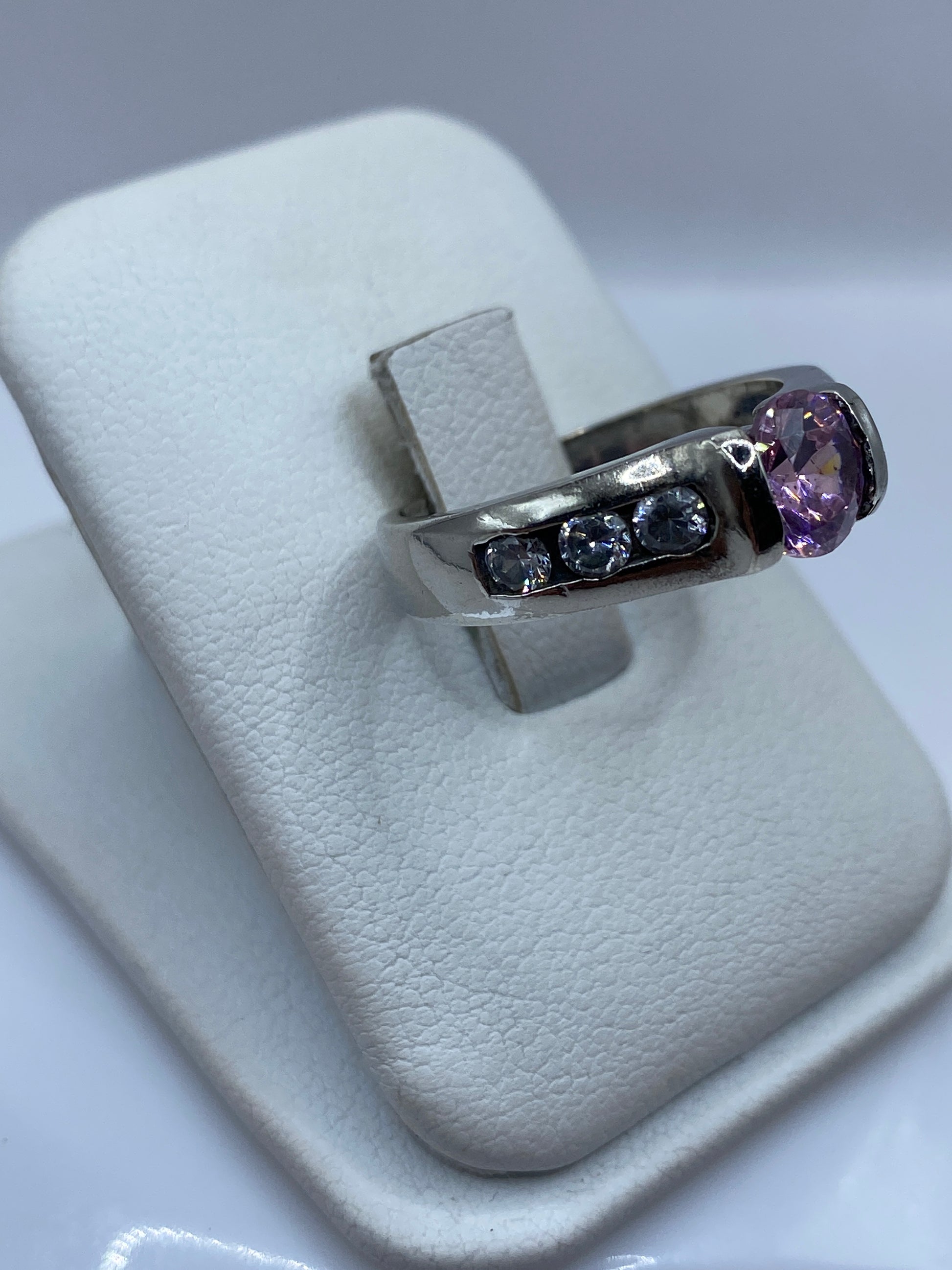 Vista frontal del anillo mostrando el engaste de circonia rosa en plata .925