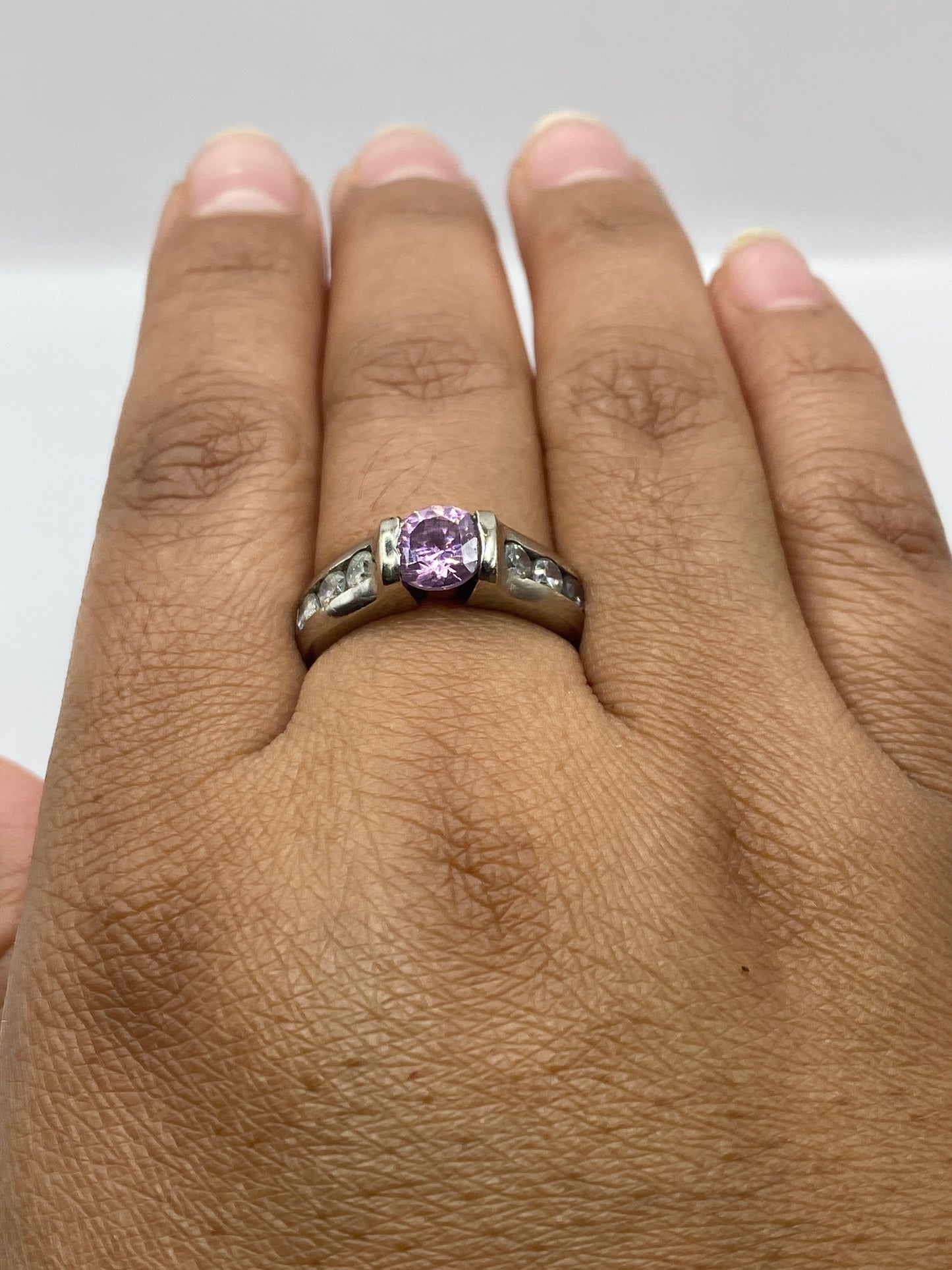 Anillo sobre fondo gris mostrando el sello 925 y el brillo de la piedra