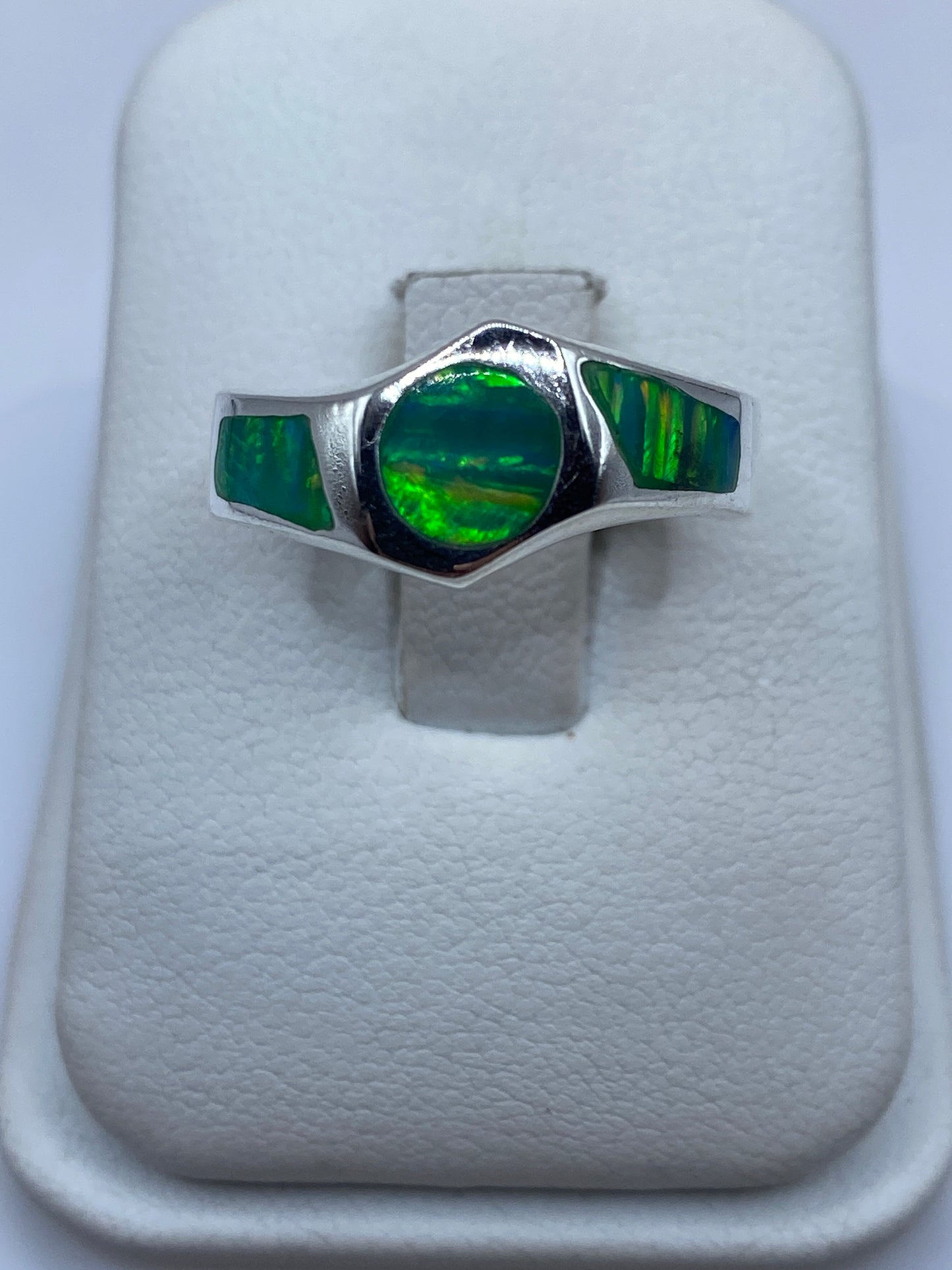 Anillo de plata .950 con ópalo de fuego verde en estuche blanco, vista superior