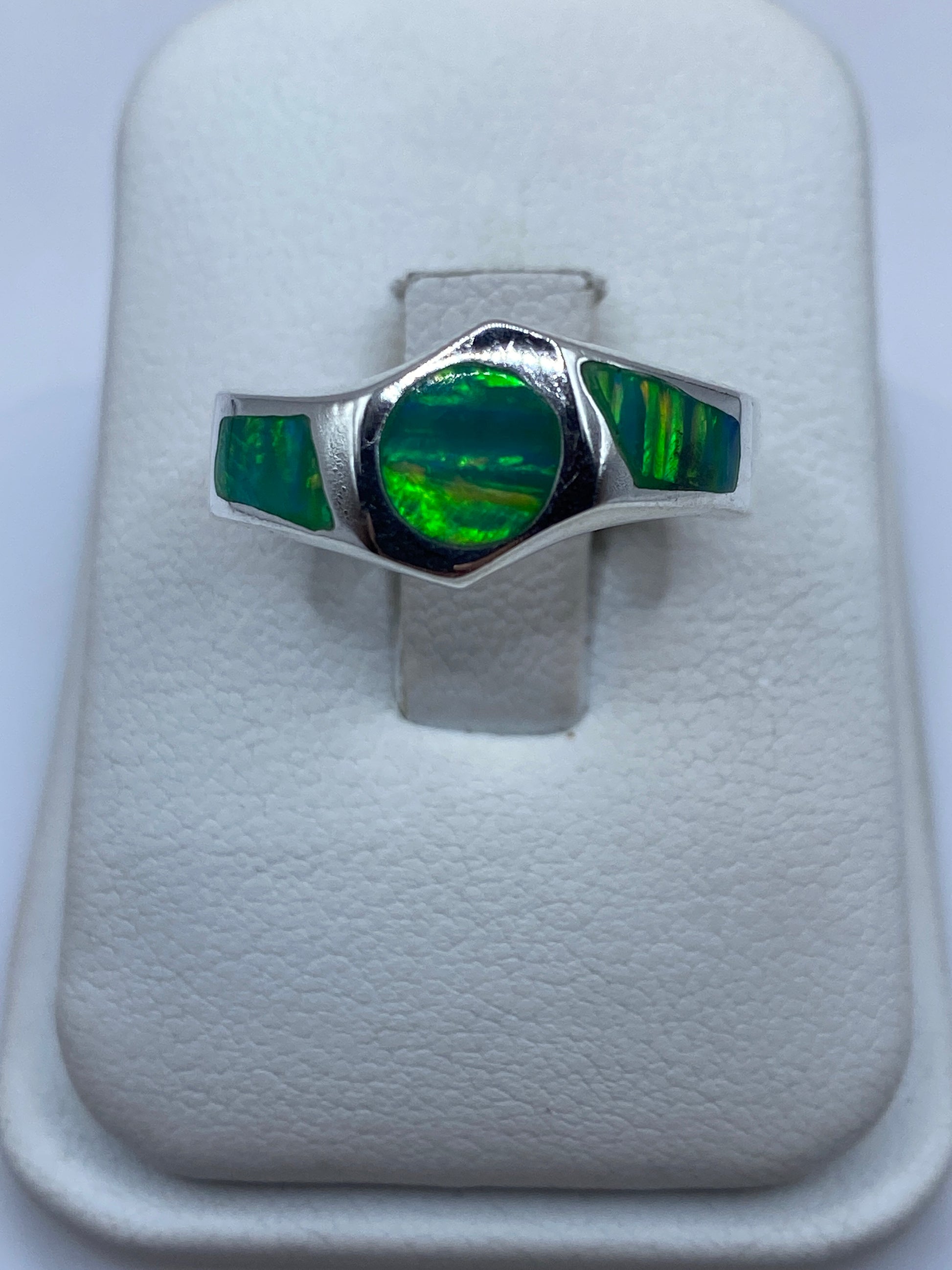 Anillo de plata .950 con ópalo de fuego verde en estuche blanco, vista superior