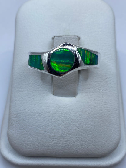 Anillo de plata .950 con ópalo de fuego verde en estuche blanco, vista superior