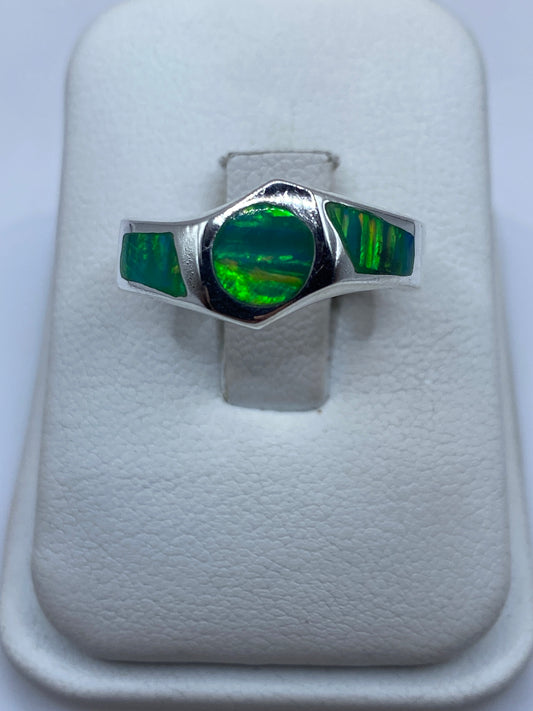 Anillo de plata .950 con ópalo de fuego verde en estuche blanco, vista superior