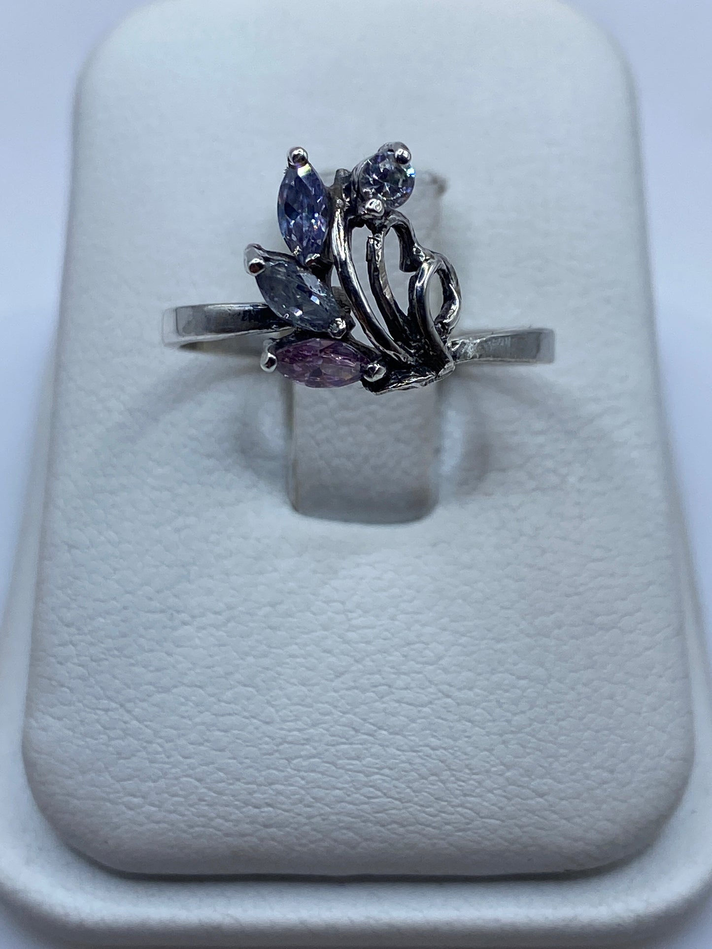 Anillo de plata con circonias multicolor facetadas en mano de mujer