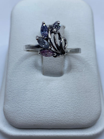 Anillo de plata con circonias multicolor facetadas en mano de mujer